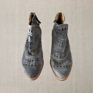Sofft Westwood II Lasercut Denim Blue Suede Ankle Booties Size 8.5M